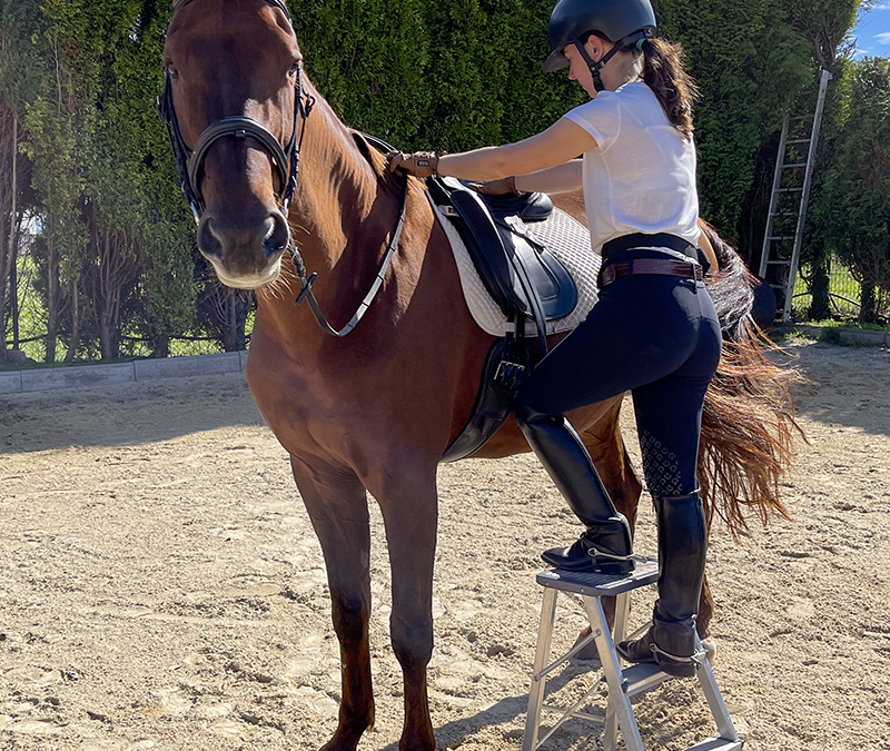 ¿Por qué subirse al caballo desde un pequeño alto?